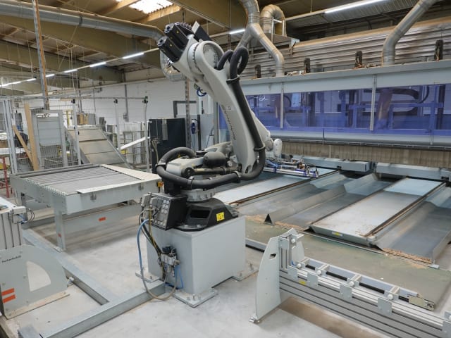 homag + kuka - bof 711 + kr 120 - bearbeitungszentrum mit automatisierung per lavorazione legno